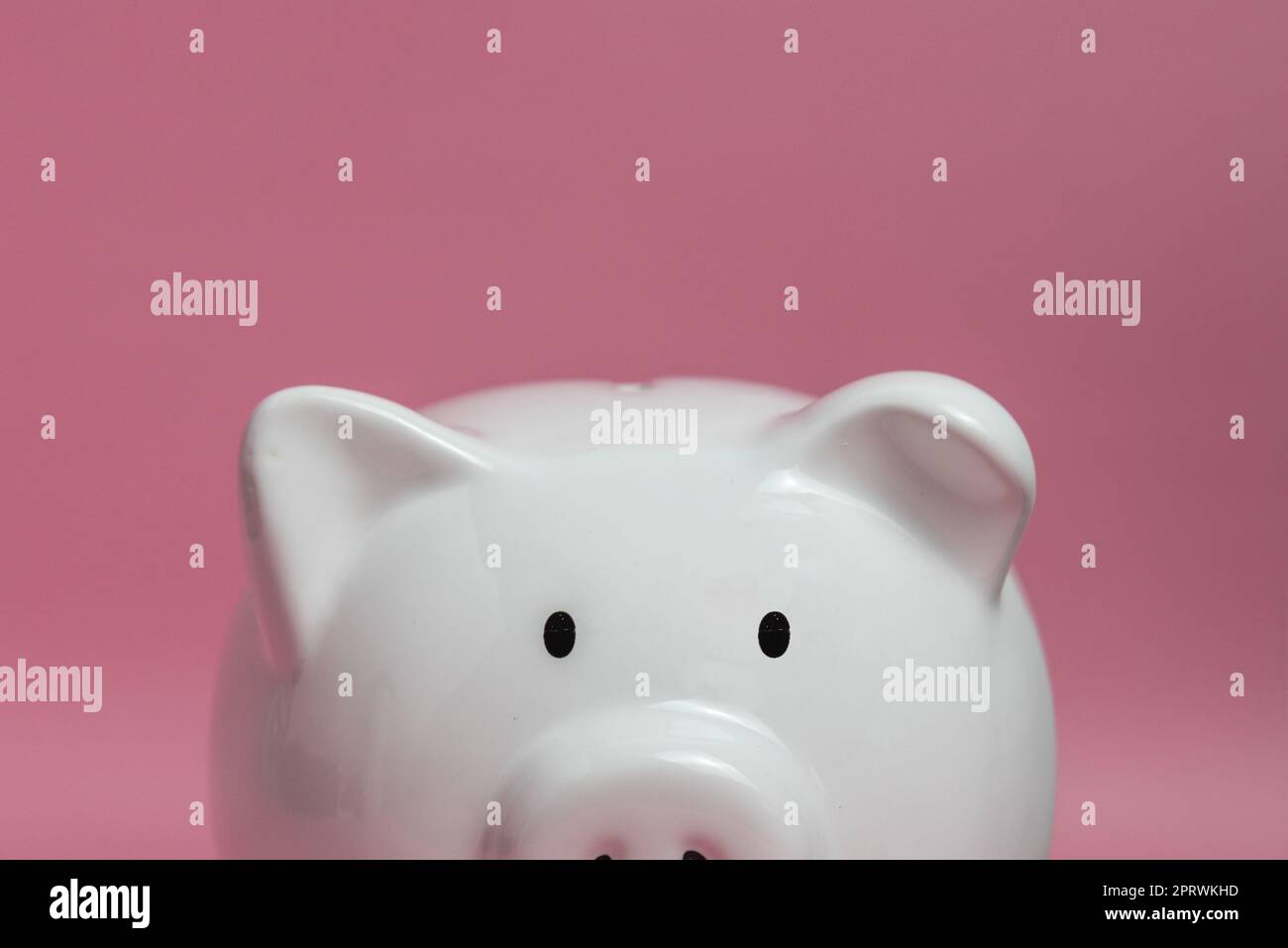 risparmio bancario reddito finanziario bancario investimento profitto economia pensione bilancio guadagnare fondo business piggy bianco su sfondo rosa. Foto Stock