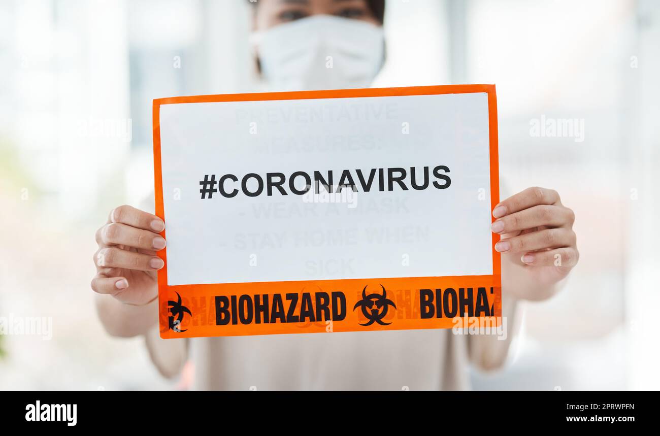 Diffondere hashtag non virus. Una donna che tiene un segno con CORONAVIRUS su di esso. Foto Stock