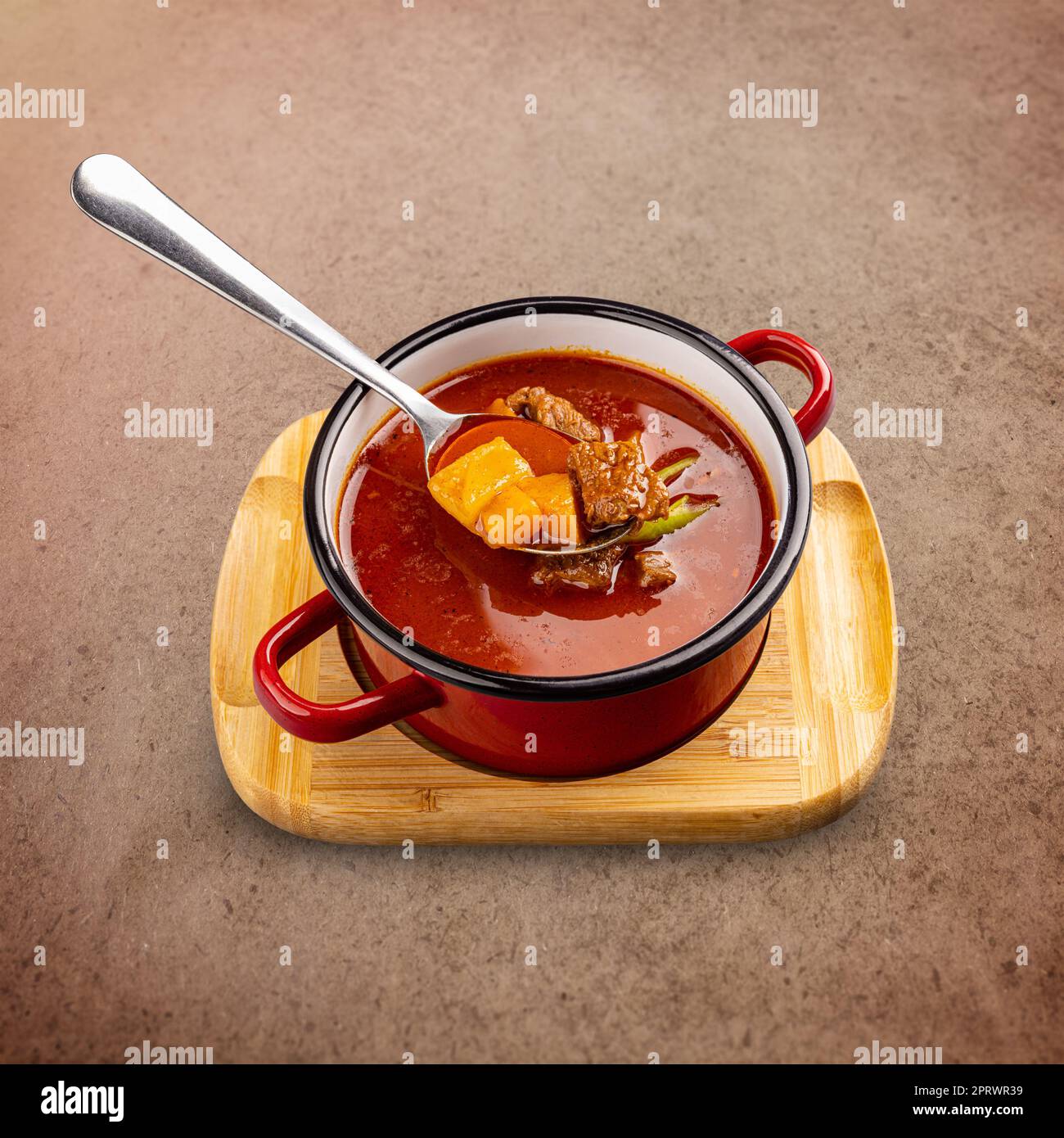 Zuppa di gulasch ungherese con paprika Foto Stock