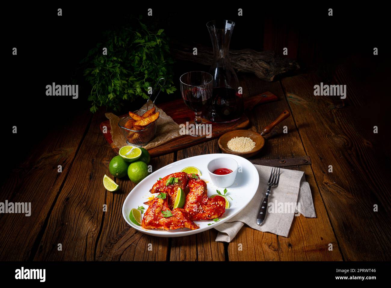 ali di pollo con spicchi di patate e sedano. Foto Stock