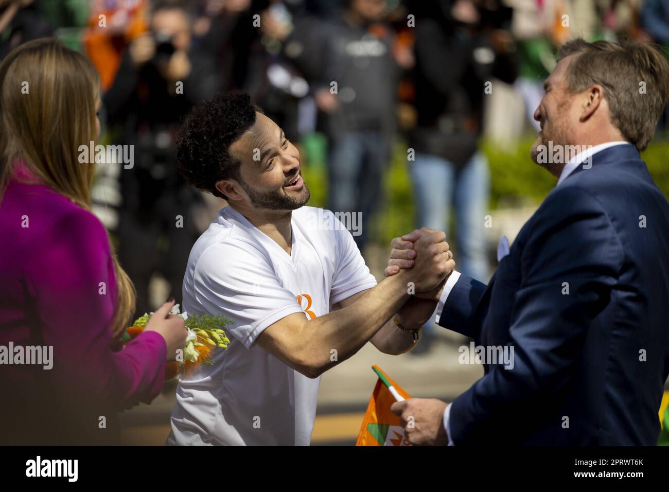 ROTTERDAM - Re Willem-Alessandro durante la celebrazione del giorno del Re a Rotterdam. La visita segnò il decimo anniversario del regno di Willem-Alexander. ANP ROBIN VAN LONKHUIJSEN olanda fuori - belgio fuori Foto Stock