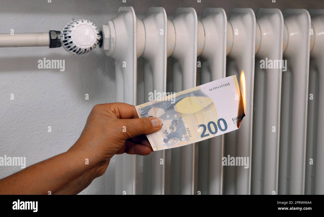 Bruciare denaro attraverso l'inflazione Foto Stock