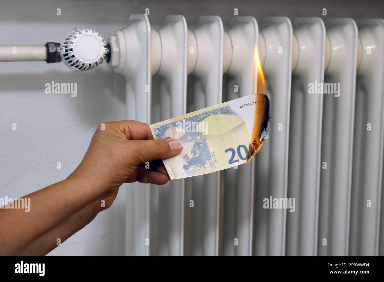 Bruciare denaro attraverso l'inflazione Foto Stock