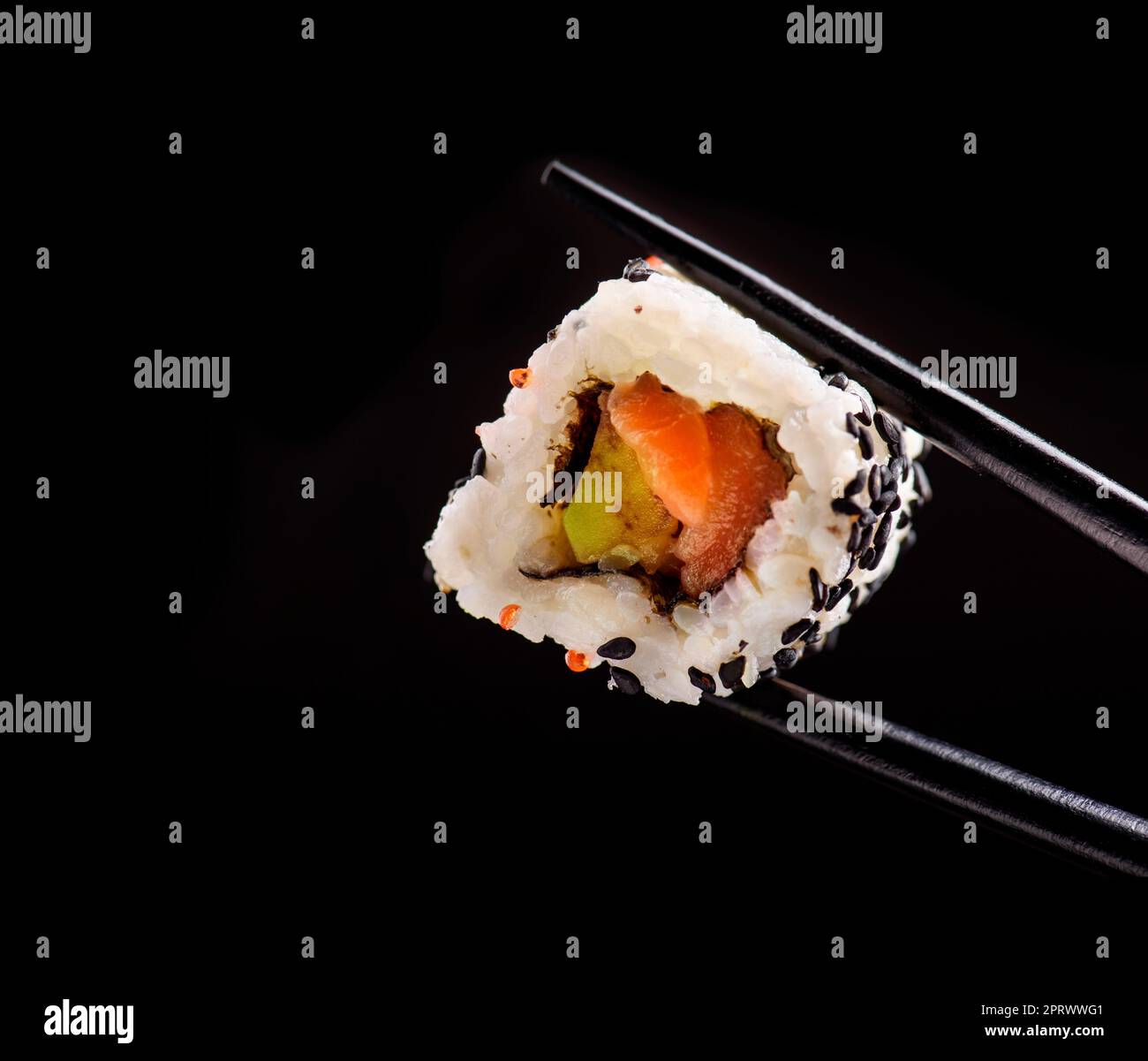 Sushi roll giapponese su sfondo nero Foto Stock