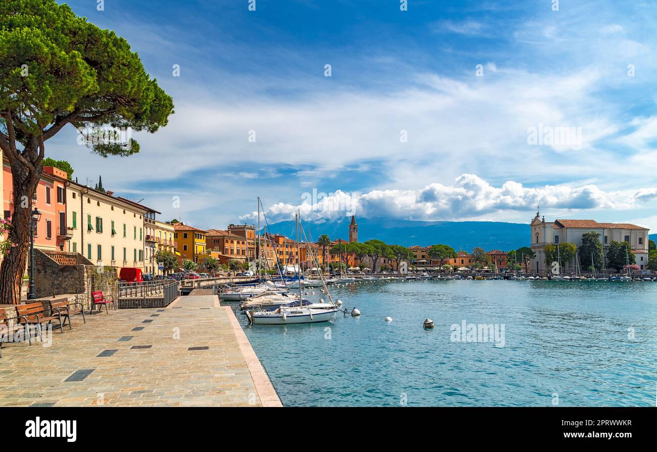 Esplanade e porto di Maderno sul Lago di Garda nel nord Italia Foto Stock