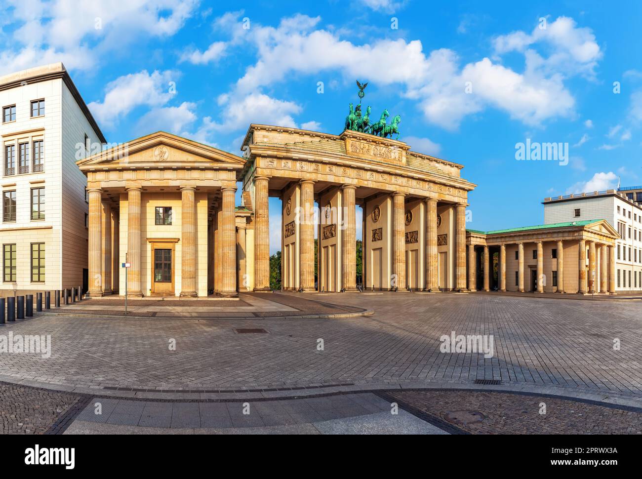La famosa porta di Brandeburgo è il luogo di visita più popolare di Berlino, Germania Foto Stock