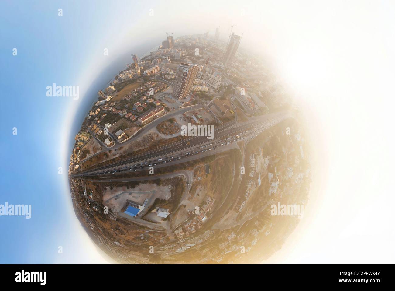 Limassol paesaggio urbano e autostrada A1, Cipro. Panorama sferico Foto Stock