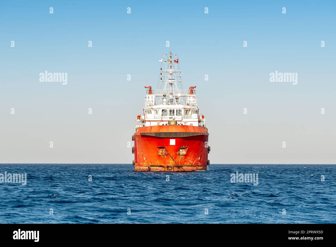 Vista frontale di Offshore Supply Ship nel Mar Mediterraneo Foto Stock