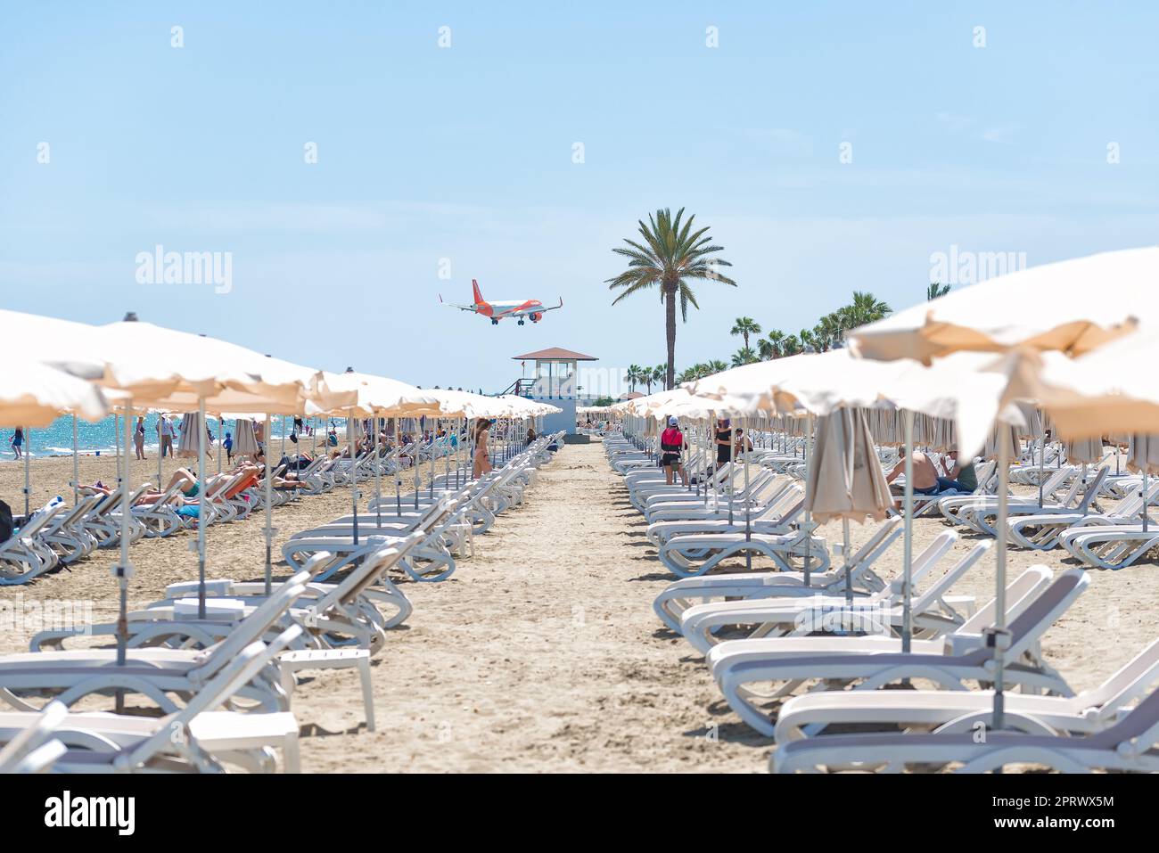 Larnaca, Cipro - 16 aprile 2022: Vista della spiaggia di Mackenzie e atterraggio Easy Jet Airplane Foto Stock