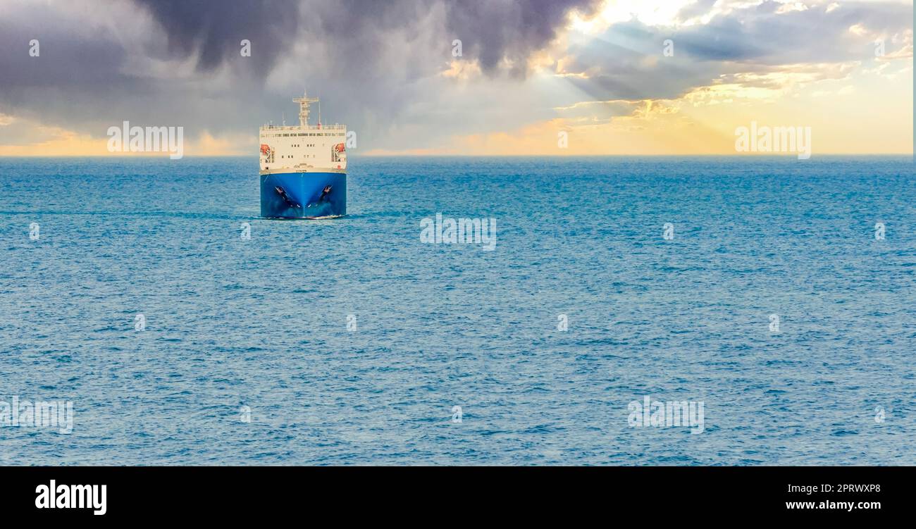 Solitudine - una sola nave oceanica in mare aperto Foto Stock