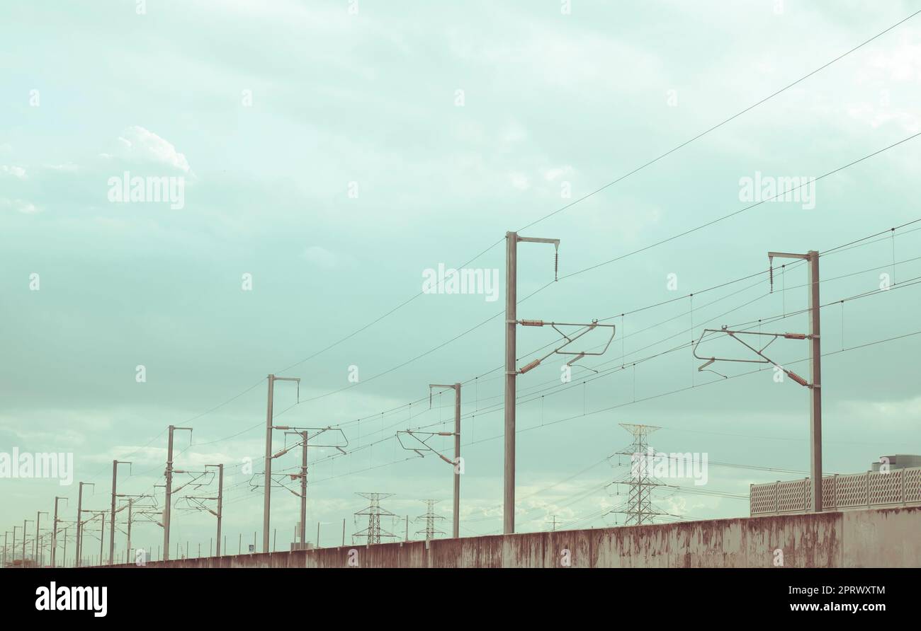 Street i pali dell'elettricità allineati sulla strada con il bel cielo azzurro in background Foto Stock