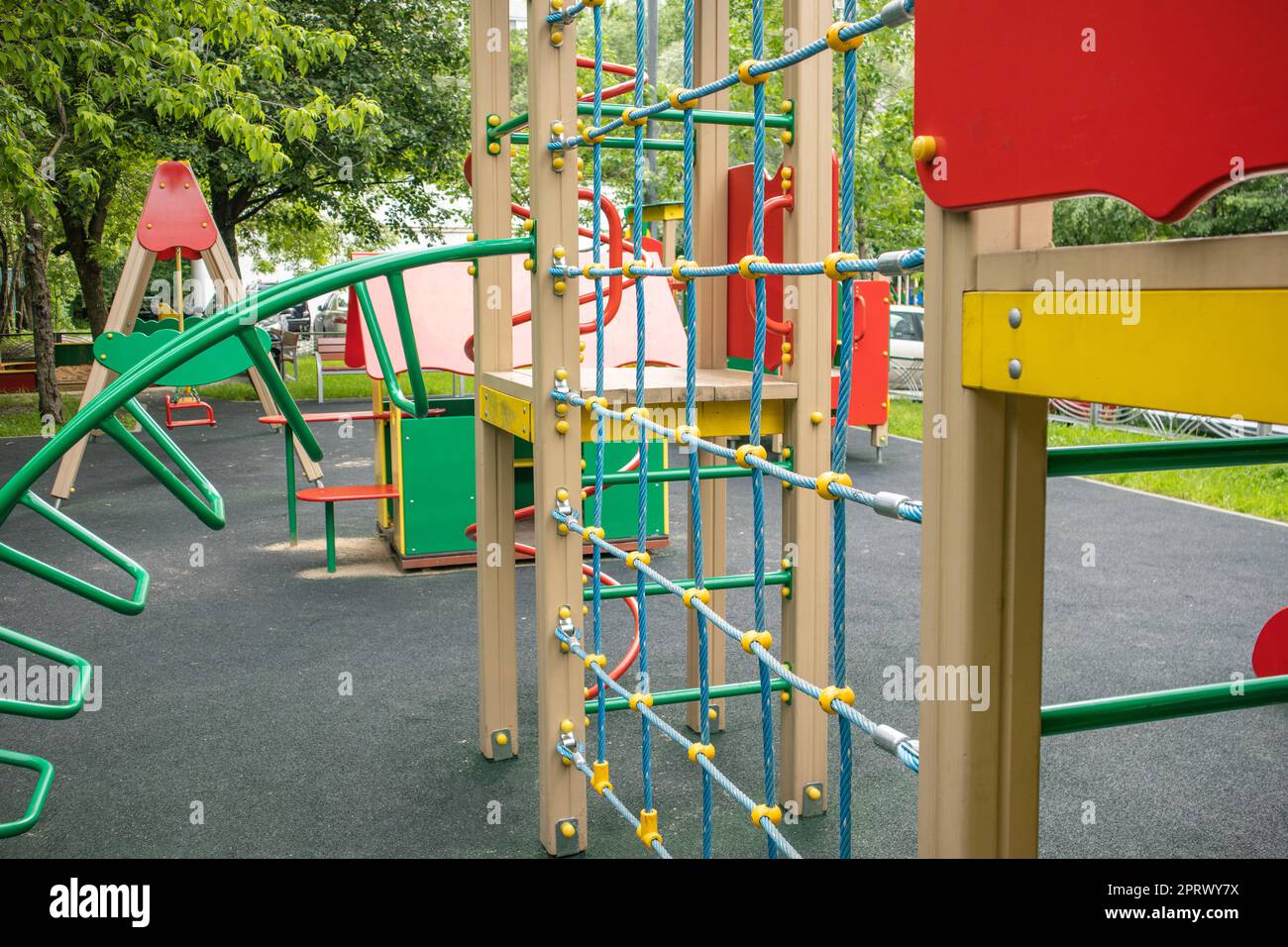 Complesso sportivo all'aperto per bambini moderno con scivolo, parete di corda Foto Stock