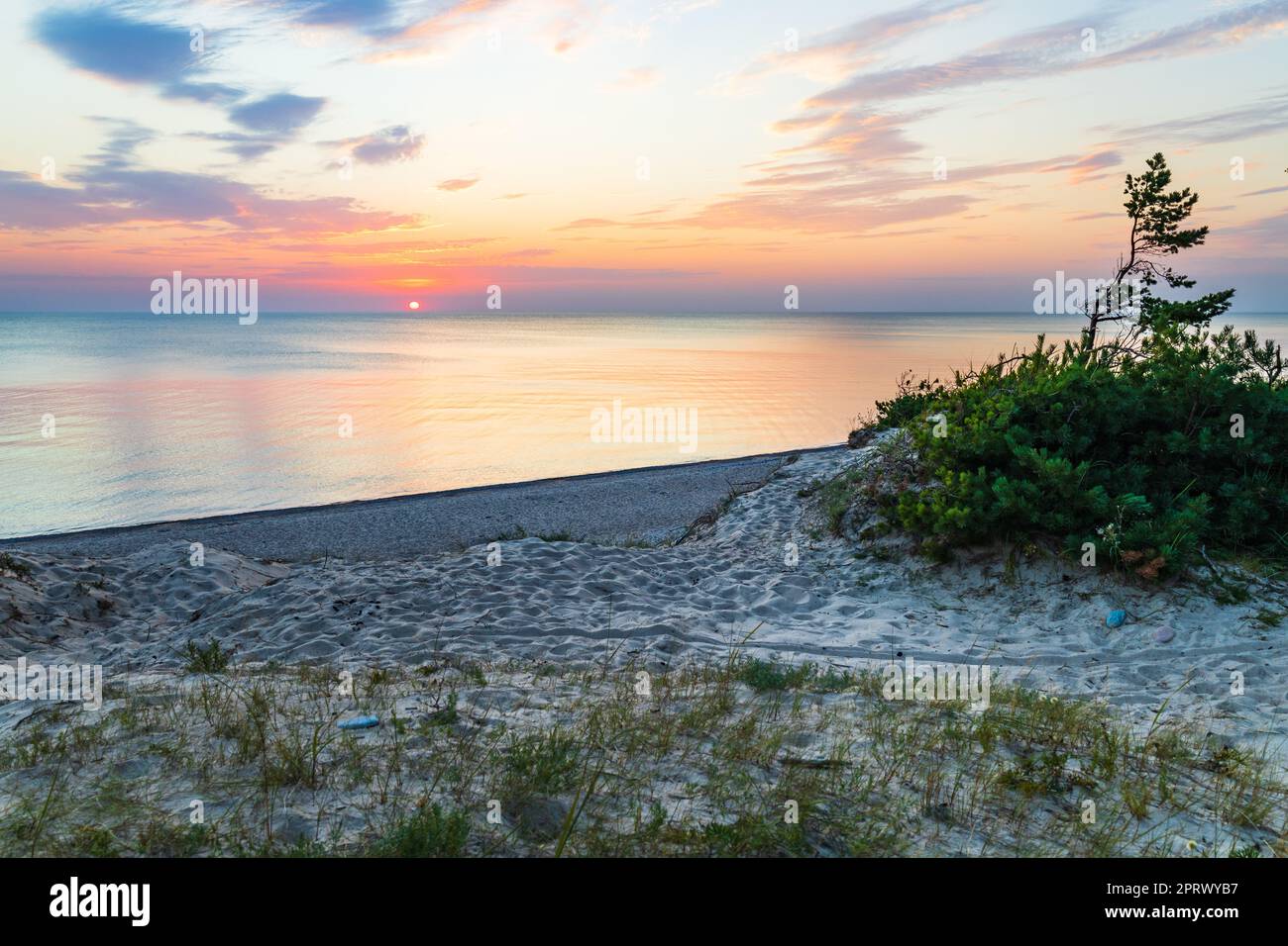 Tramonto sulla riva del Mar Baltico. Tipico paesaggio di spiaggia del Mar Baltico Foto Stock
