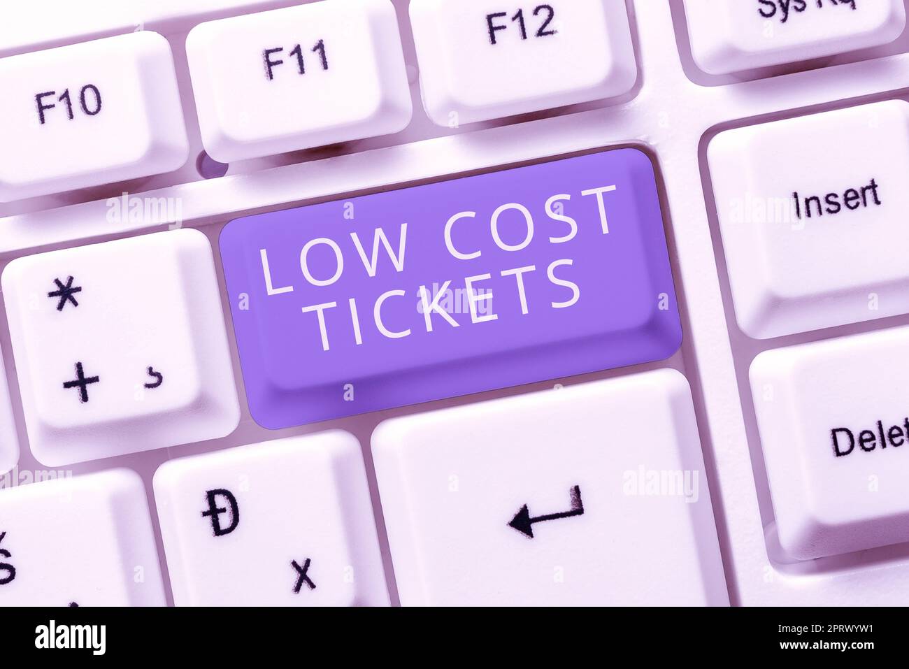 Esposizione concettuale carta Ticketssmall a basso costo acquistata per fornire accesso a servizi o spettacoli. Parola per la carta di piccole dimensioni acquistata per fornire accesso al servizio o allo spettacolo Foto Stock