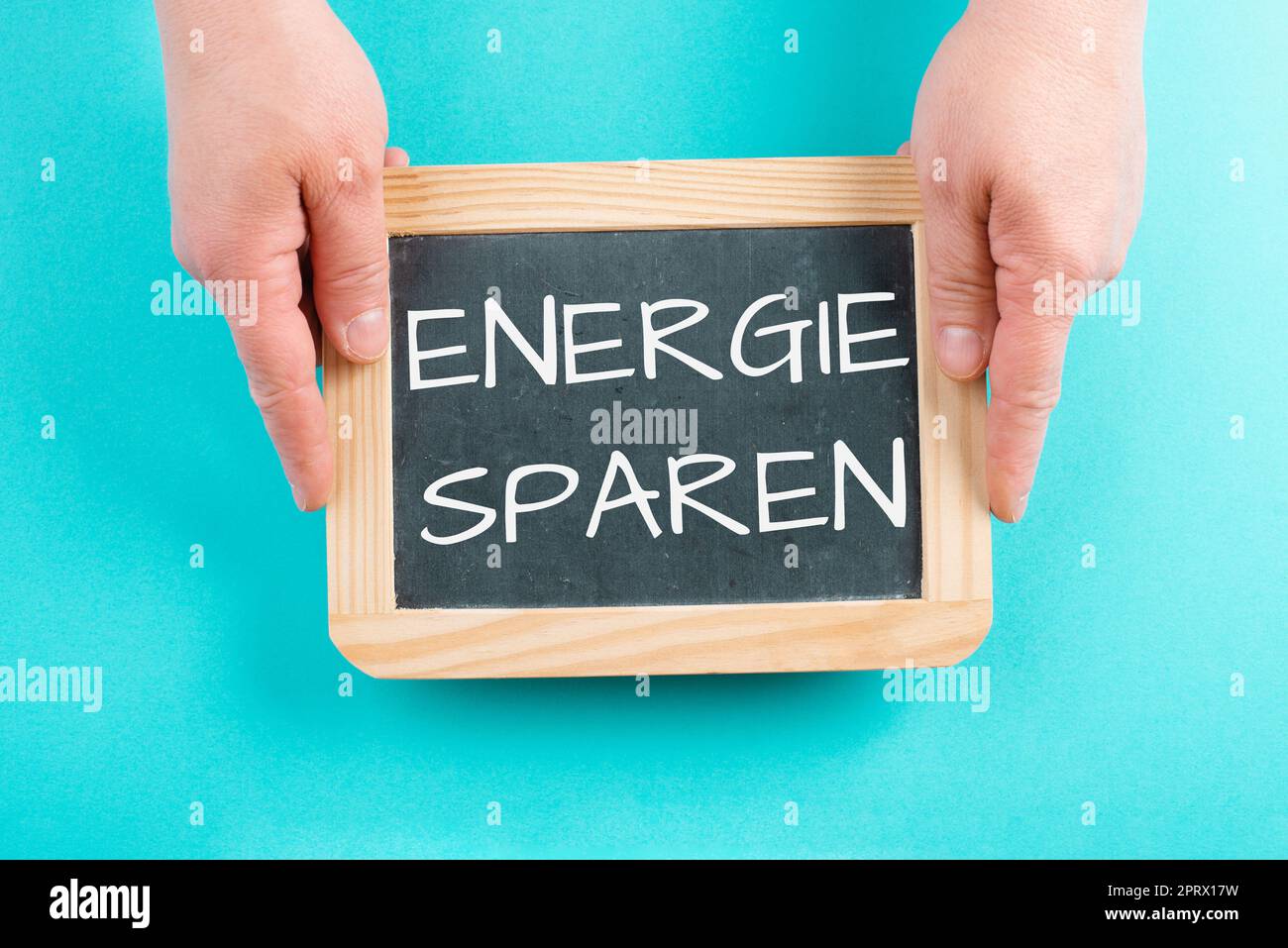 Save Energy è in lingua tedesca sulla lavagna, aumento dei costi dell'elettricità e del gas, regolamenti per l'inverno, sanzioni contro la russia Foto Stock