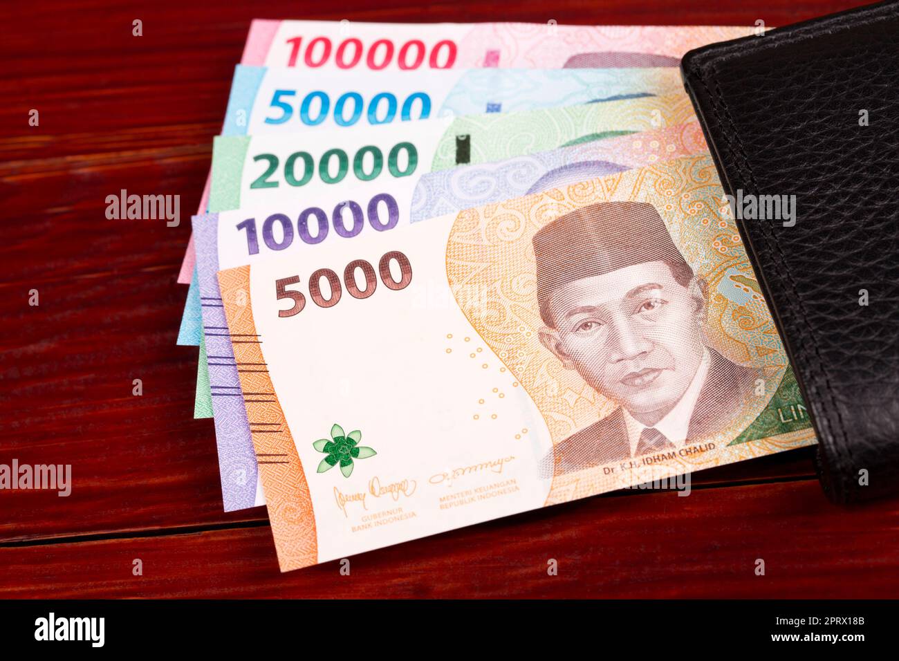 Denaro indonesiano - nuova serie di banconote nel portafoglio Foto Stock