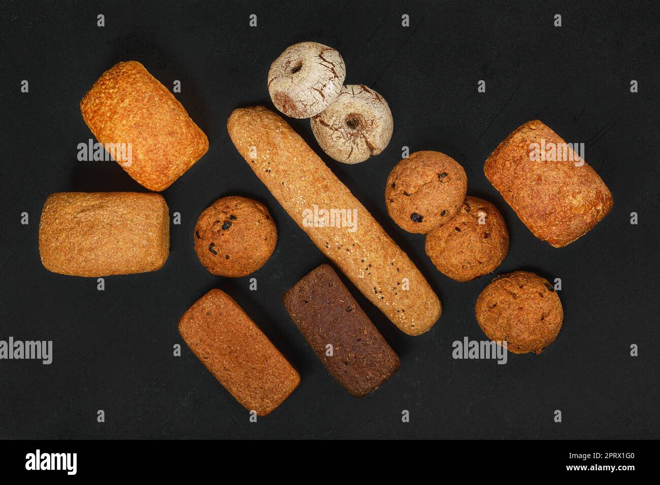 Vista dall'alto dell'assortimento di pane artigianale realizzato con diversi tipi di cereali Foto Stock