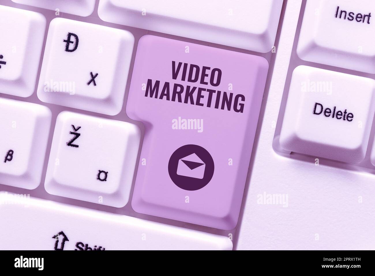 Segno di testo che mostra il marketing video Crea brevi video su argomenti specifici utilizzando gli articoli. Word per creare brevi video su argomenti specifici utilizzando gli articoli Foto Stock