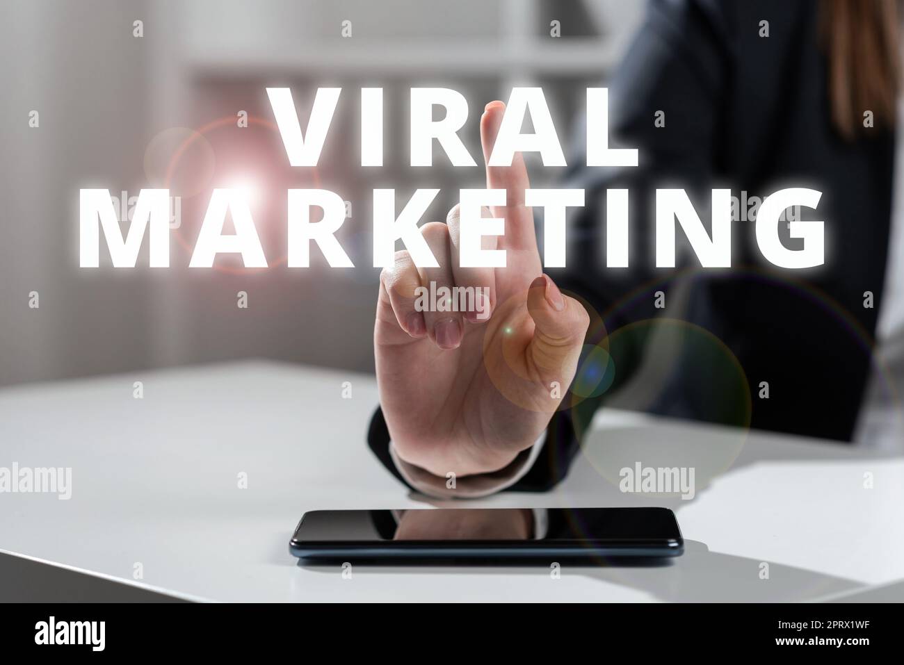 Marketing virale per la visualizzazione concettuale in cui il consumatore incoraggiava la condivisione di informazioni via Internet. Vetrina aziendale in cui i consumatori incoraggiano la condivisione di informazioni via Internet Foto Stock