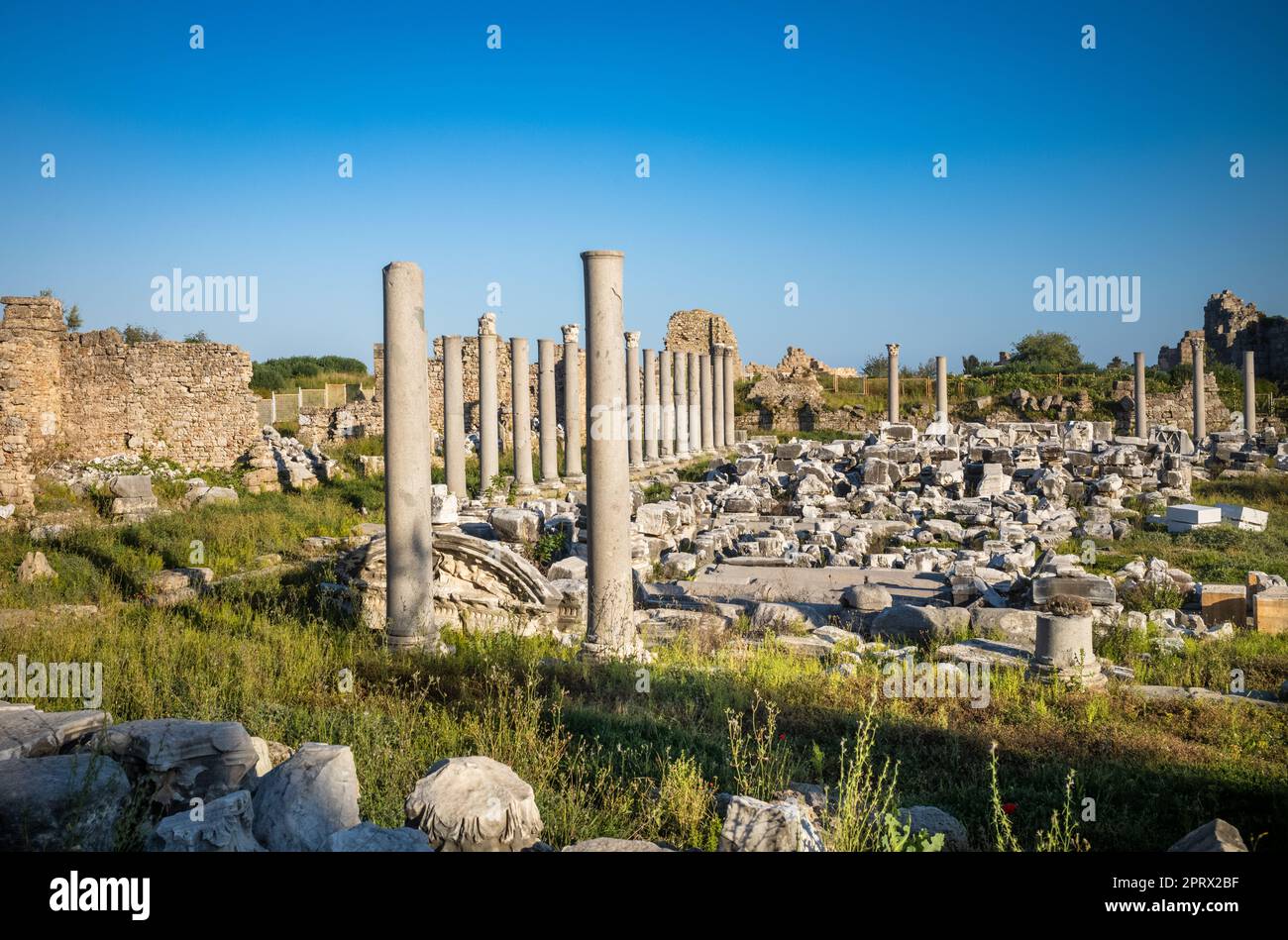 Colonne che circondano il sito del Tempio di Tyche, la dea greca della fortuna o fortuna (equivalente romano Fortuna), presso l'antica città romana di Sid Foto Stock