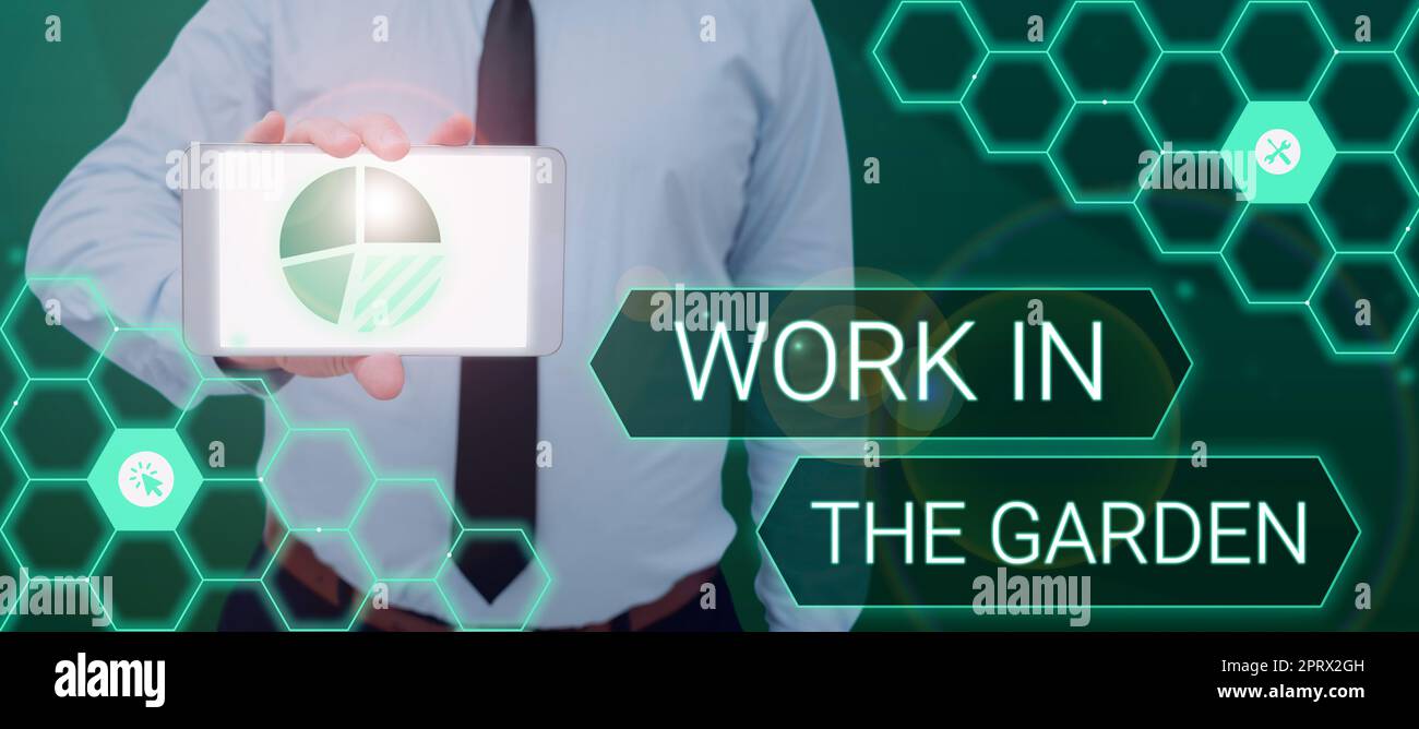 Scrittura a mano segno di lavoro nel GardenTendendo i giovani pianta del prato e raccolti. Vetrina aziendale che tende le piantine e le colture di piante di Lawn Yard Foto Stock