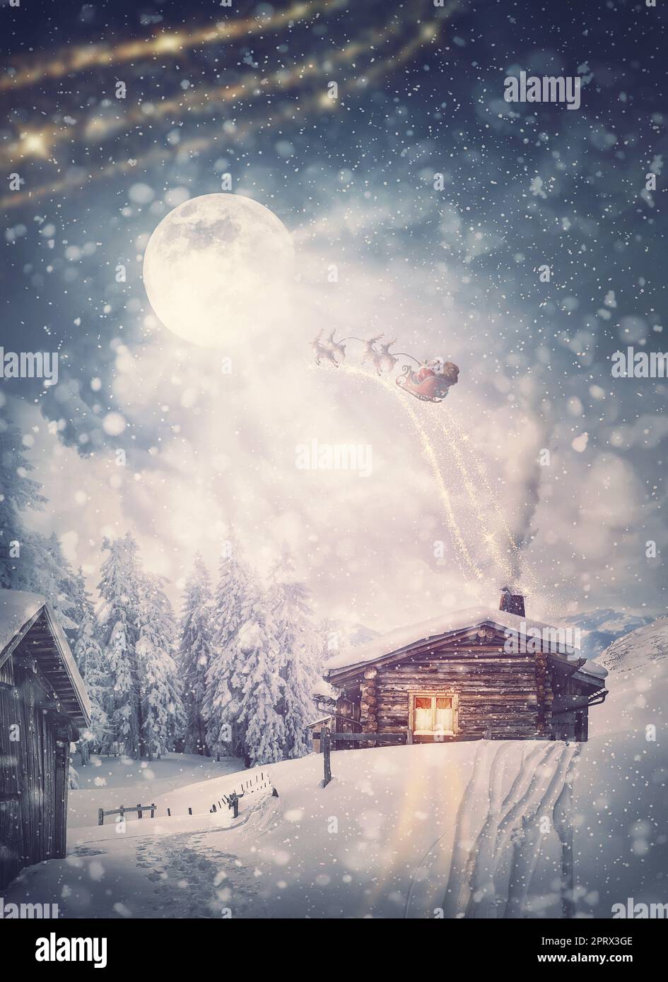 Magico scenario natalizio e slitta di Babbo Natale con renne che volano sopra la casa innevata durante la vigilia di Natale. Meravigliosi fiocchi di neve che coprono il villaggio, e la luna piena esce dalle nuvole Foto Stock