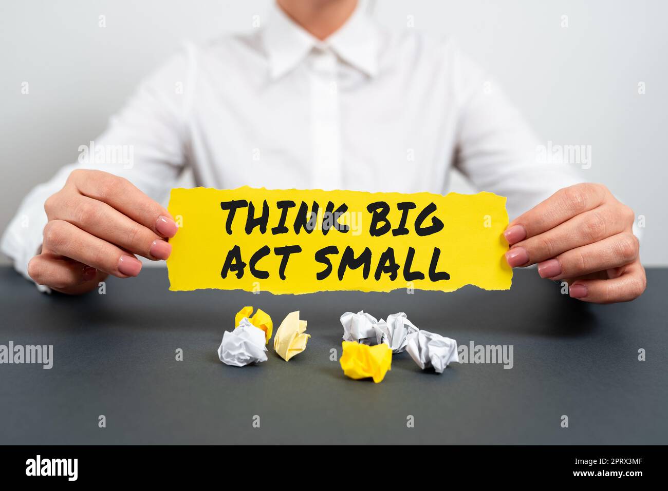 Segno di testo che mostra Think Big Act Small. Le parole scritte sui grandi obiettivi ambiziosi prendono piccoli passi uno alla volta Foto Stock