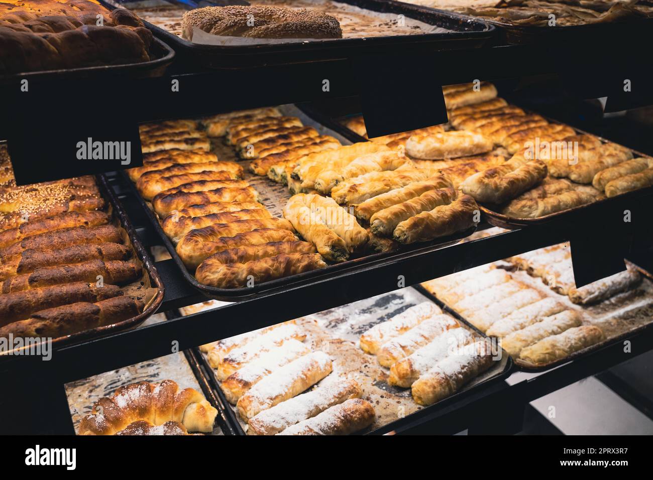 diversi tipi di pasticceria nelle vetrine della panetteria Foto Stock