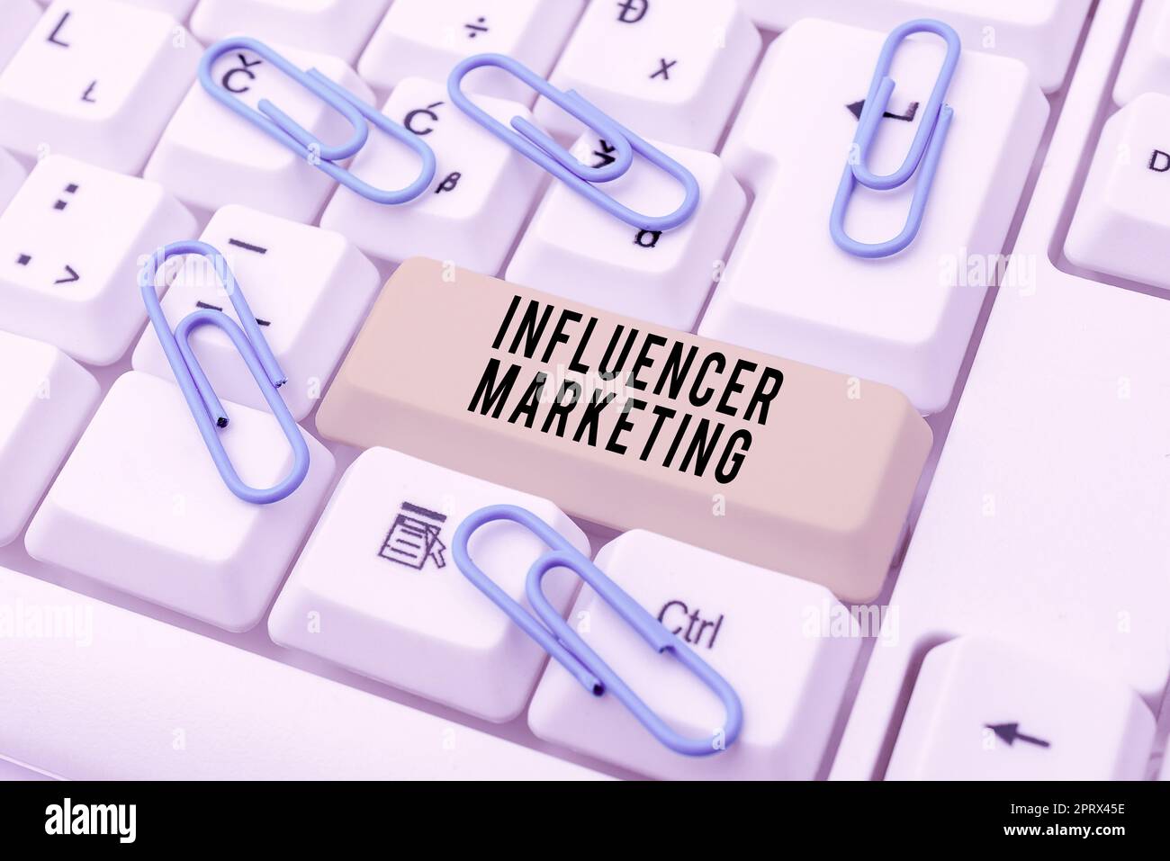 Segno che mostra Influencer Marketing. Internet Concept Endorser che influenzano i potenziali clienti target Foto Stock