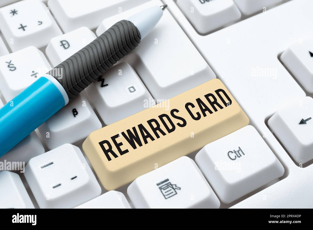 Segno che mostra la carta Rewards. Business idea Aiutate a guadagnare miglia di punti in denaro dagli incentivi di acquisto giornalieri Foto Stock