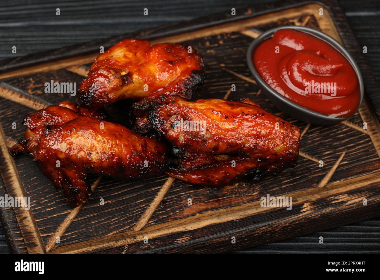 Barbecue pollo con salsa di ali di bufalo su legno Foto Stock