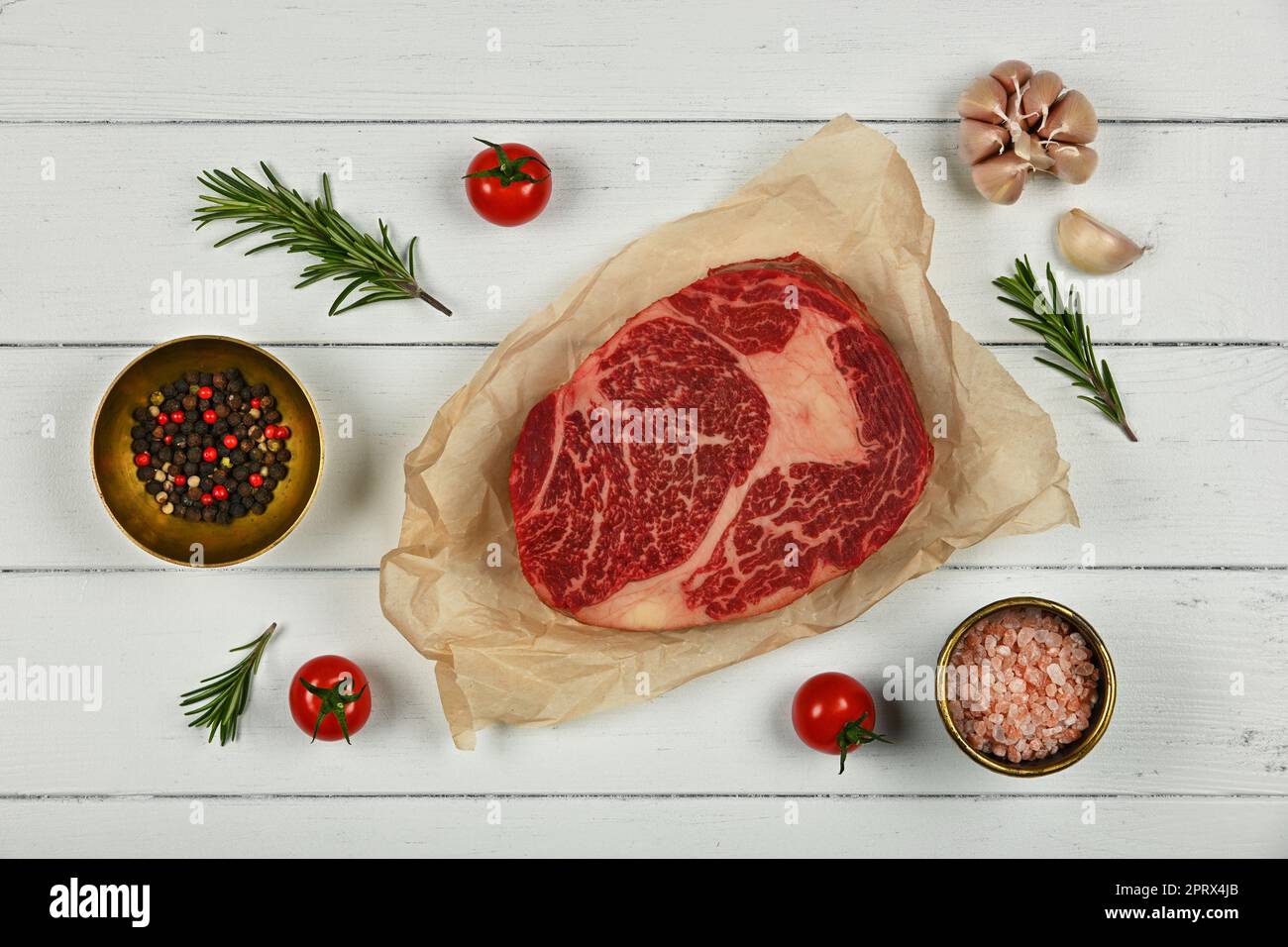 Primo piano sulla carta della bistecca di ribeye di manzo crudo Foto Stock
