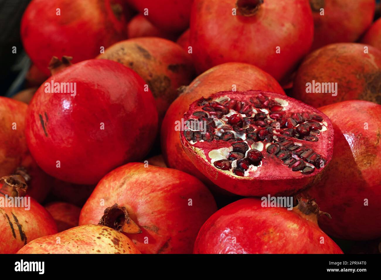 Rosso fresco melagrane mature close up Foto Stock