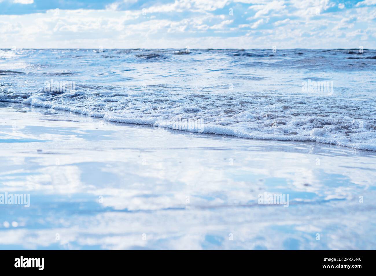 Tutte le sfumature di blu. Il mare si distese sotto il cielo con nuvole bianche. Meditazione e relax. Dipinti interni. Meravigliosi momenti di vita. Turismo e. Foto Stock