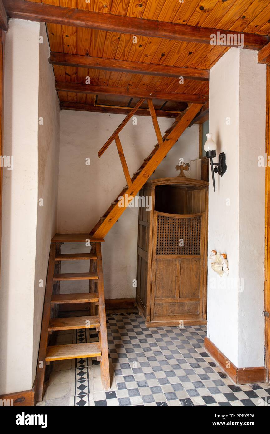 Scale in legno e confessionale nella storica chiesa di Nuestra Señora del Carmen nel 25 de Mayo vicino a San Rafael, Argentina. Foto Stock