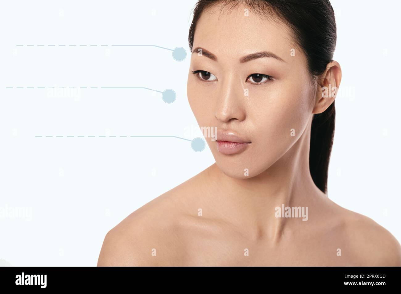 Spa ritratto di giovani asiatici, bella e naturale donna con frecce tratteggiate sulla sua faccia su sfondo blu. La medicina e la cura della pelle Foto Stock