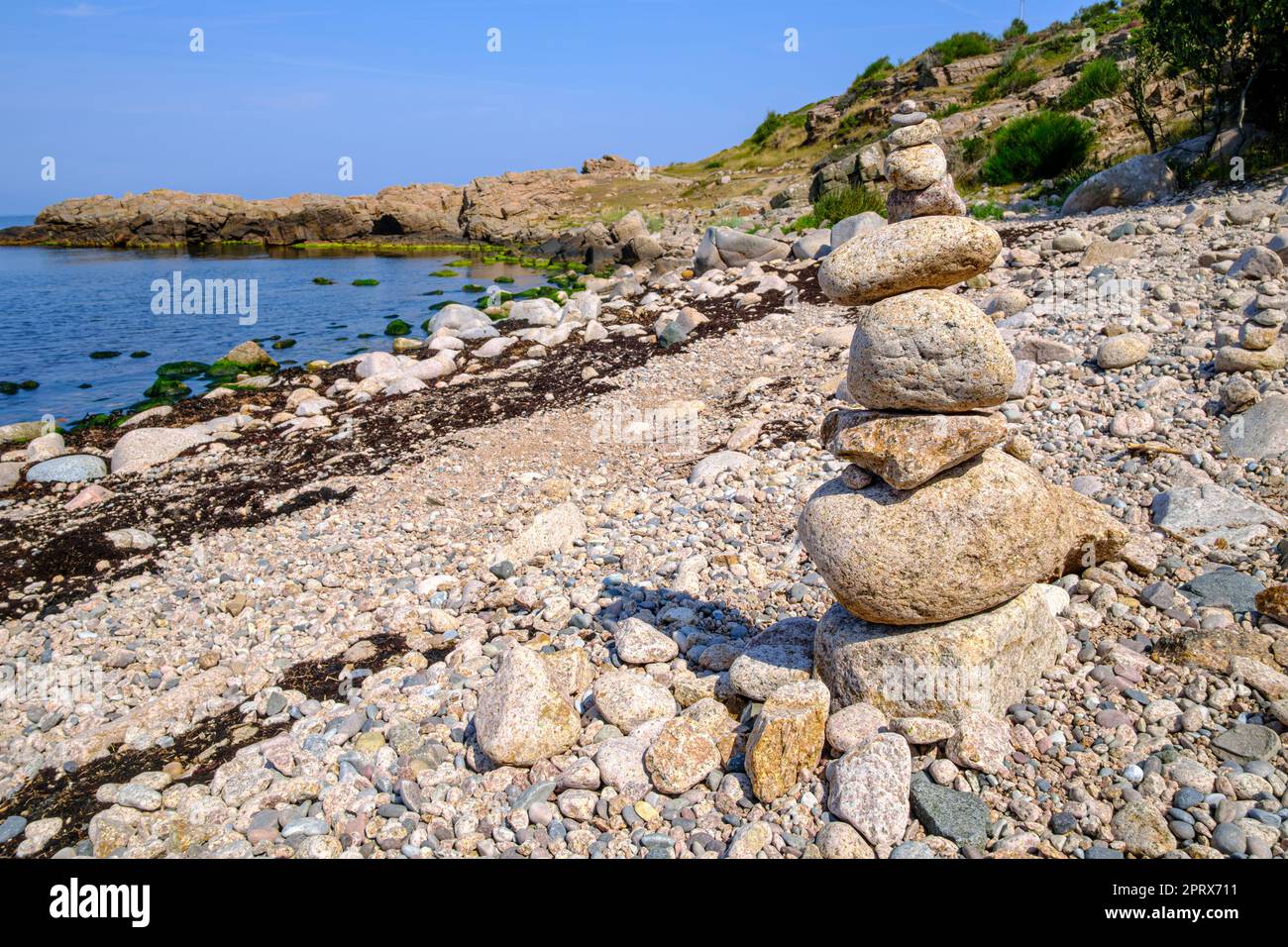 Piramide di pietra sul tratto della costa occidentale del promontorio di Hammeren alla punta settentrionale dell'isola di Bornholm chiamata Strand di Stentarne, Danimarca. Foto Stock