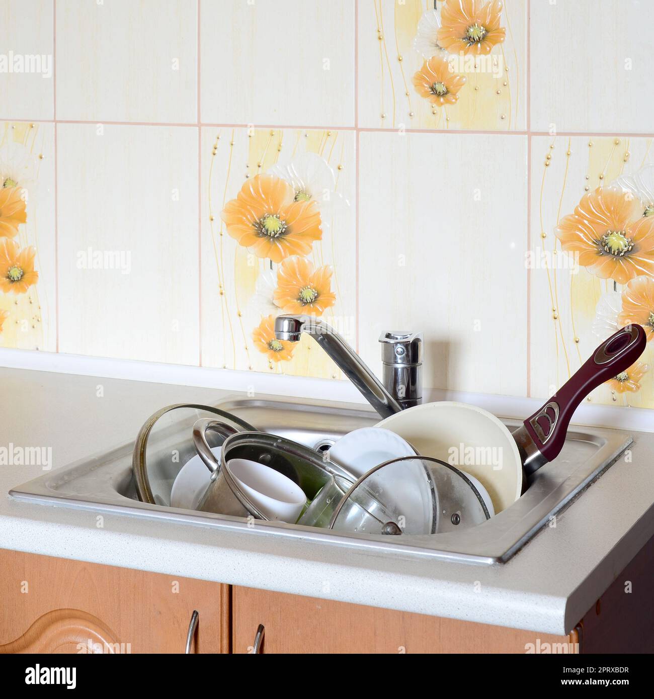 I piatti sporchi e gli elettrodomestici da cucina non lavati riempivano il lavandino della cucina Foto Stock