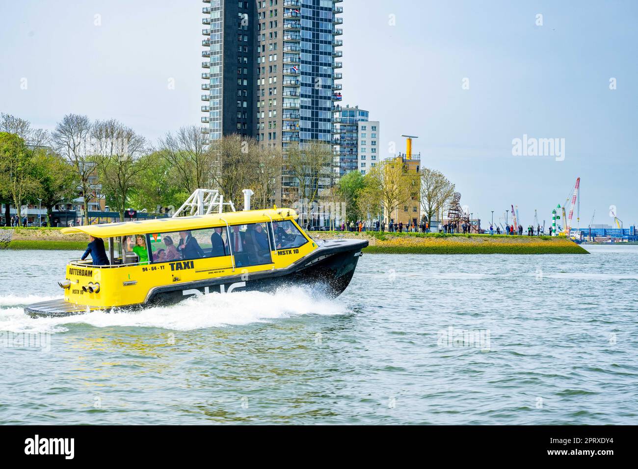 ROTTERDAM - 27/04/2023, 27/04/2023, Re Willem-Alexander, Regina Maxima con le loro figlie Principessa Amalia e Principessa Ariane in taxi d'acqua durante il giorno del Re a Rotterdam. La visita segnò il decimo anniversario del regno di Willem-Alexander. ANP POOL MISCHA SCHOEMAKER olanda fuori - belgio fuori Foto Stock