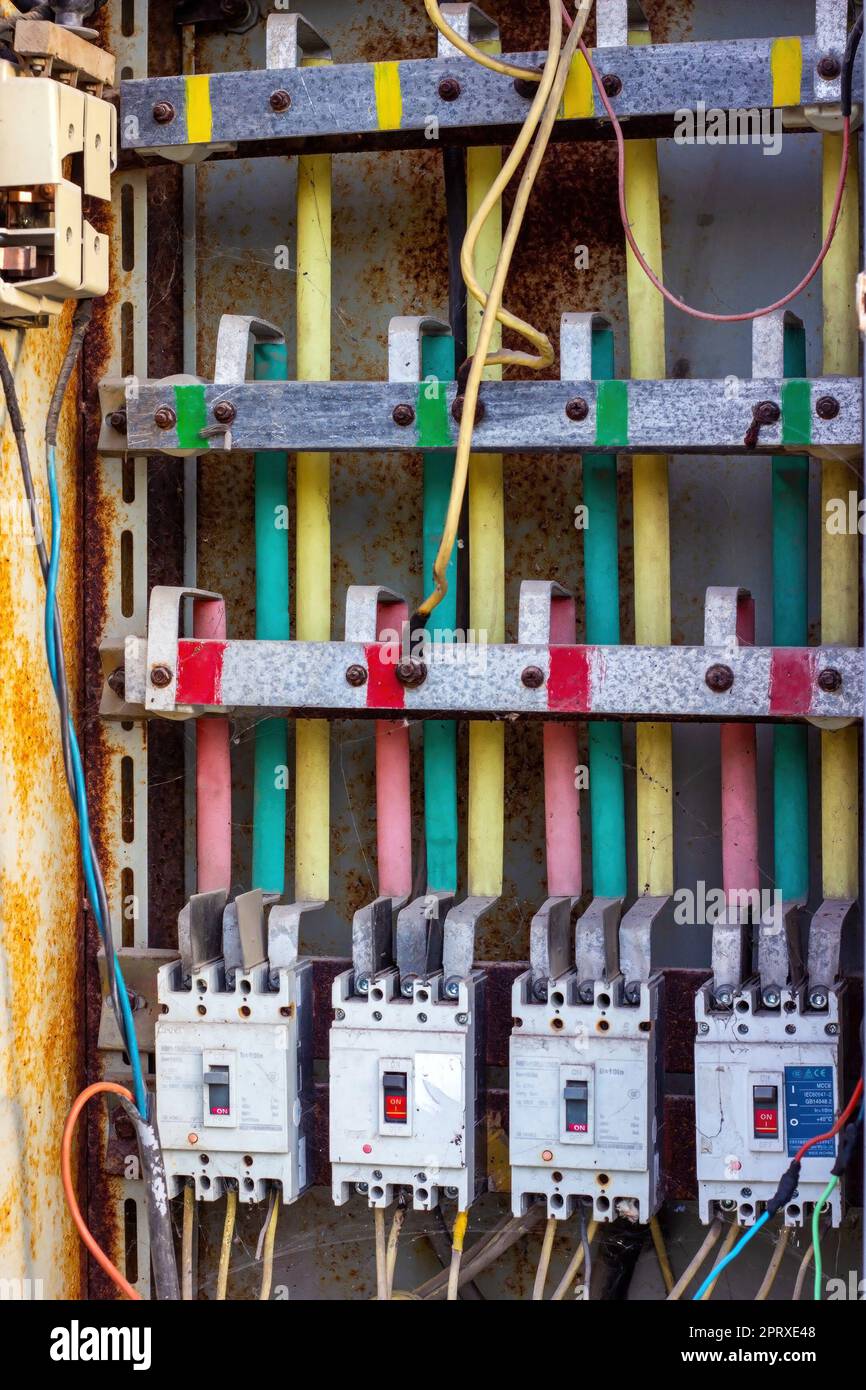 DUSHANBE, TAGIKISTAN - 12 AGOSTO 2022: Molte vecchie scatole fusibili elettriche arrugginite con cavi elettrici. Foto Stock