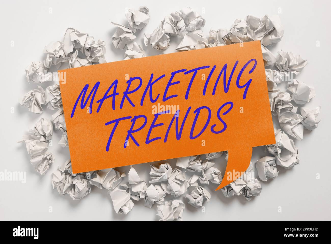 Scrittura che visualizza il testo tendenze di marketing, panoramica aziendale assegnazione speciale che viene assegnata a una persona o a un gruppo Foto Stock