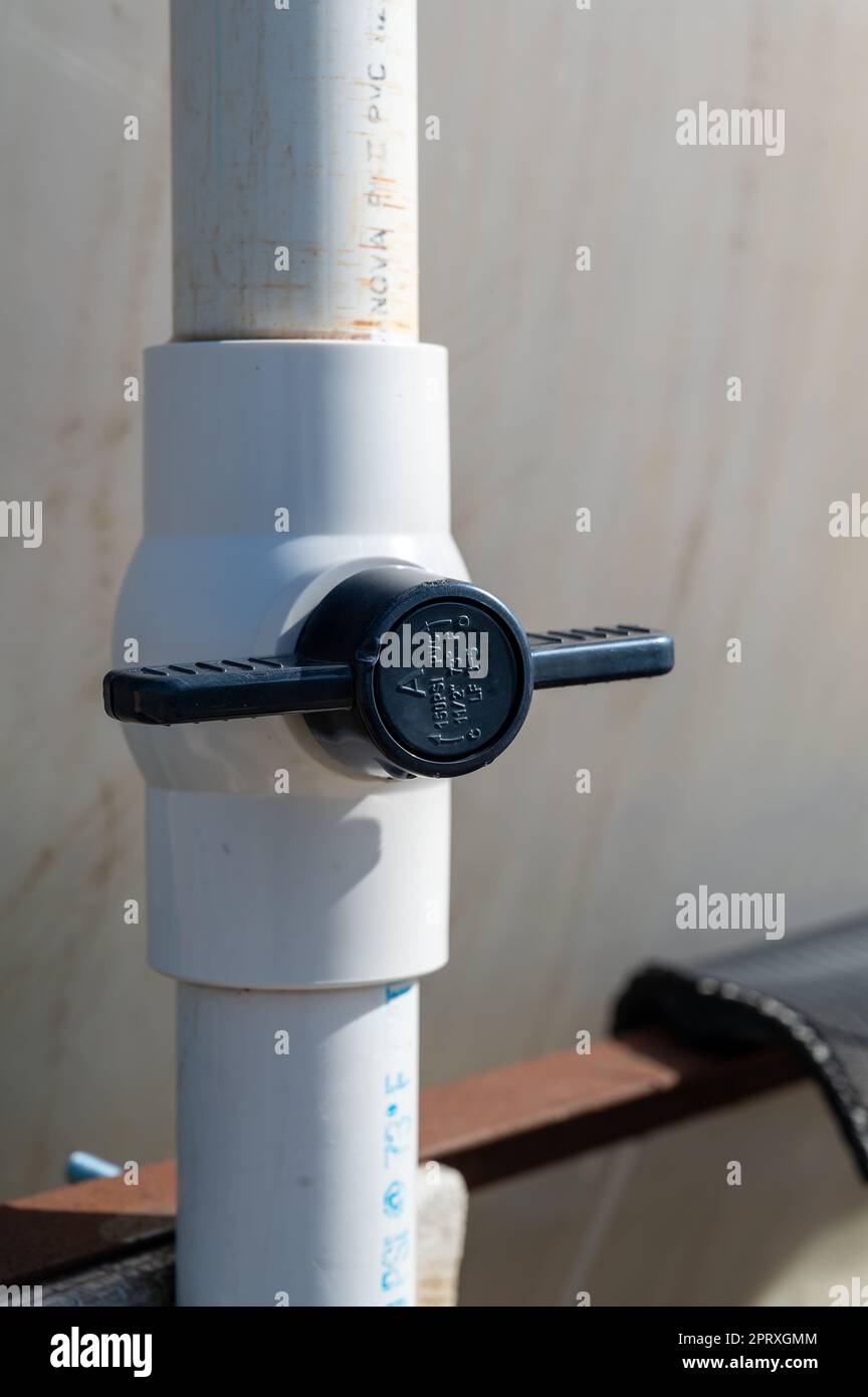 Installazione verticale di un valore di PVC in un ambiente agricolo utilizzato per controllare la distribuzione dell'acqua. Foto Stock