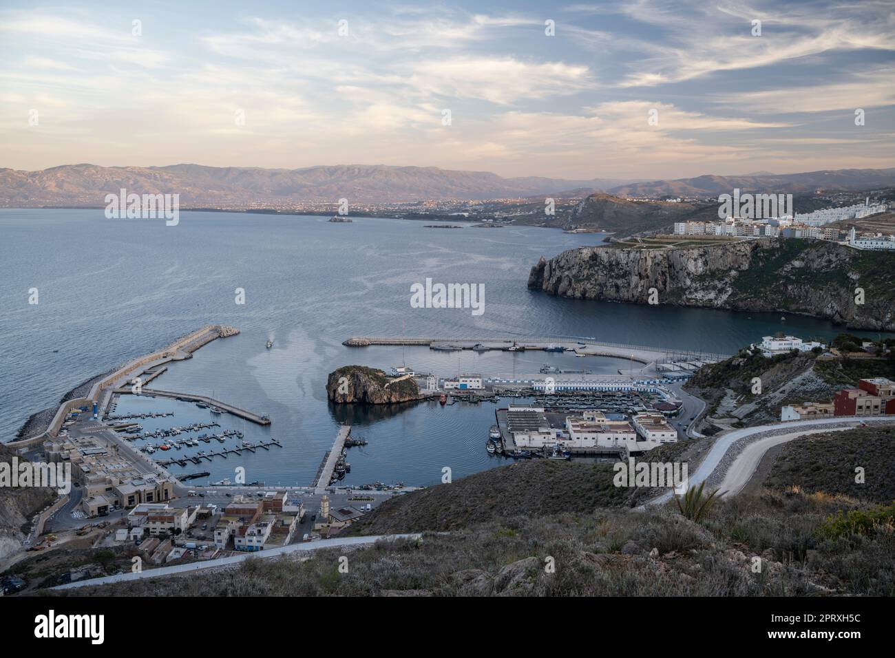 Vista sul porto di al Hoceima al tramonto. Foto Stock