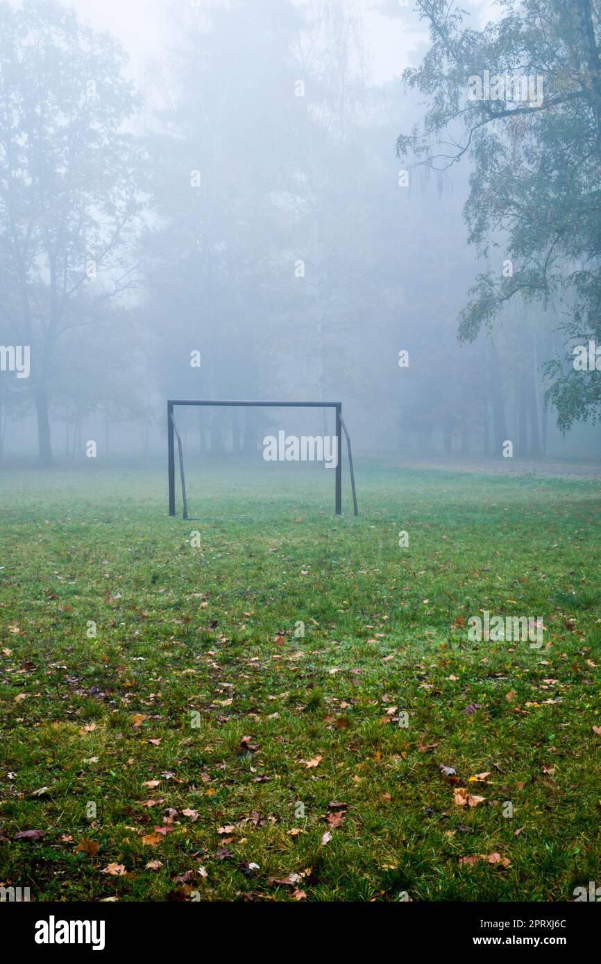 calcio obiettivo post in un campo in una giornata di nebbia Foto Stock