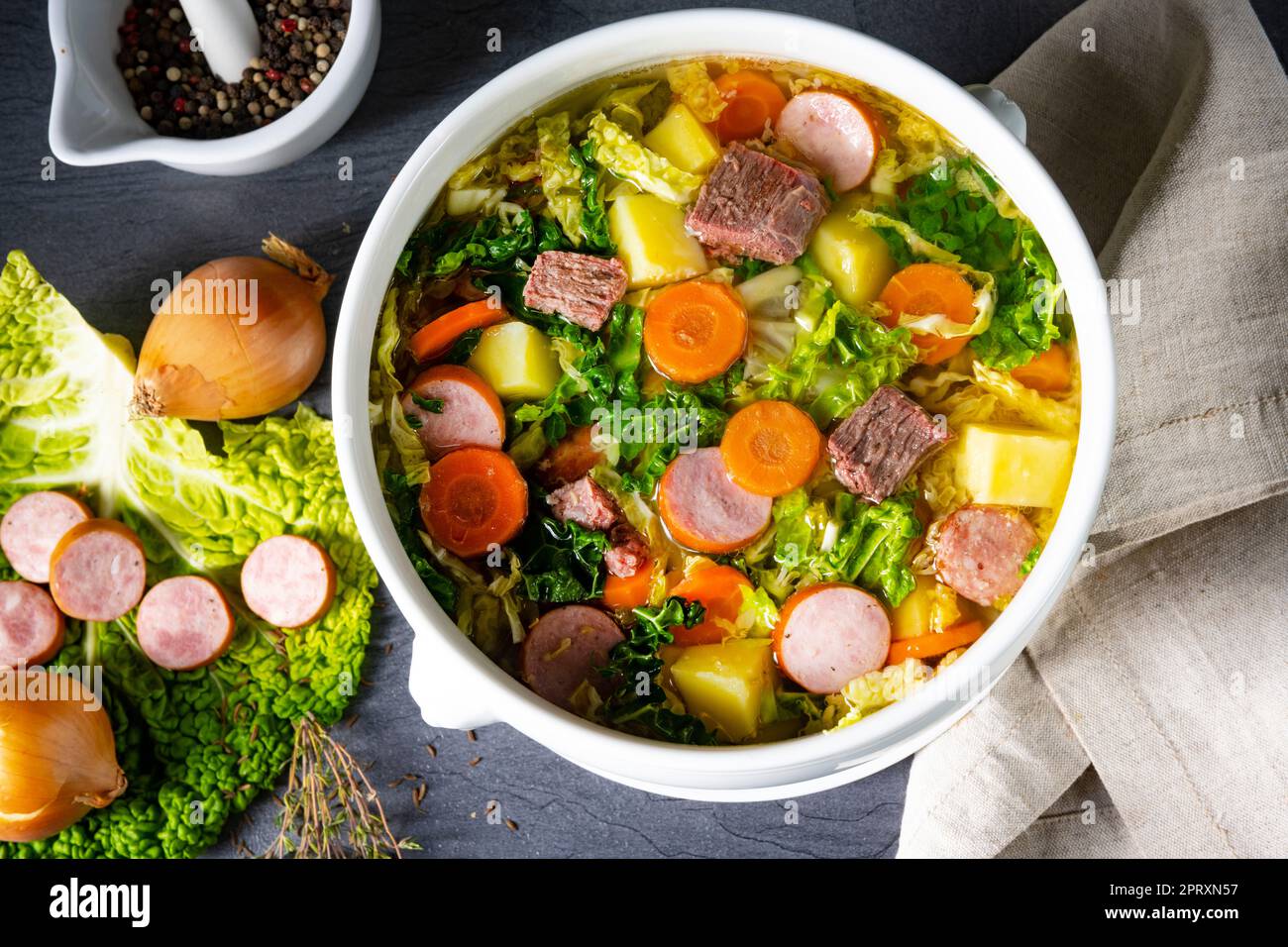 deliziosa zuppa di cavolo di savoia in vaso bianco Foto Stock