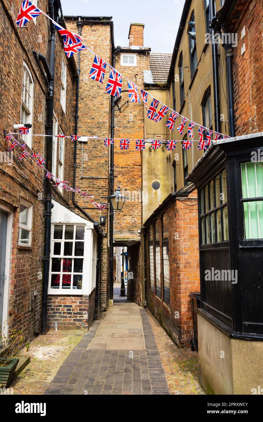 Union Jack bunting in preparazione all'incoronazione di re Carlo. Passage, la capitale dei Wolds. Louth Town, Lincolnshire, Inghilterra. Foto Stock