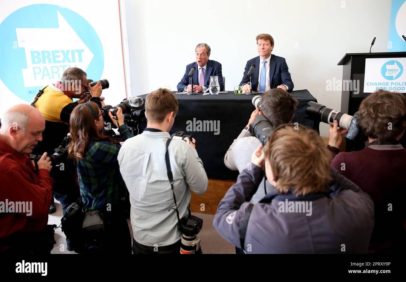 Nigel Farage, leader del partito Brexit, tiene una conferenza stampa presso la Foreign Press Association di Londra. Foto Stock