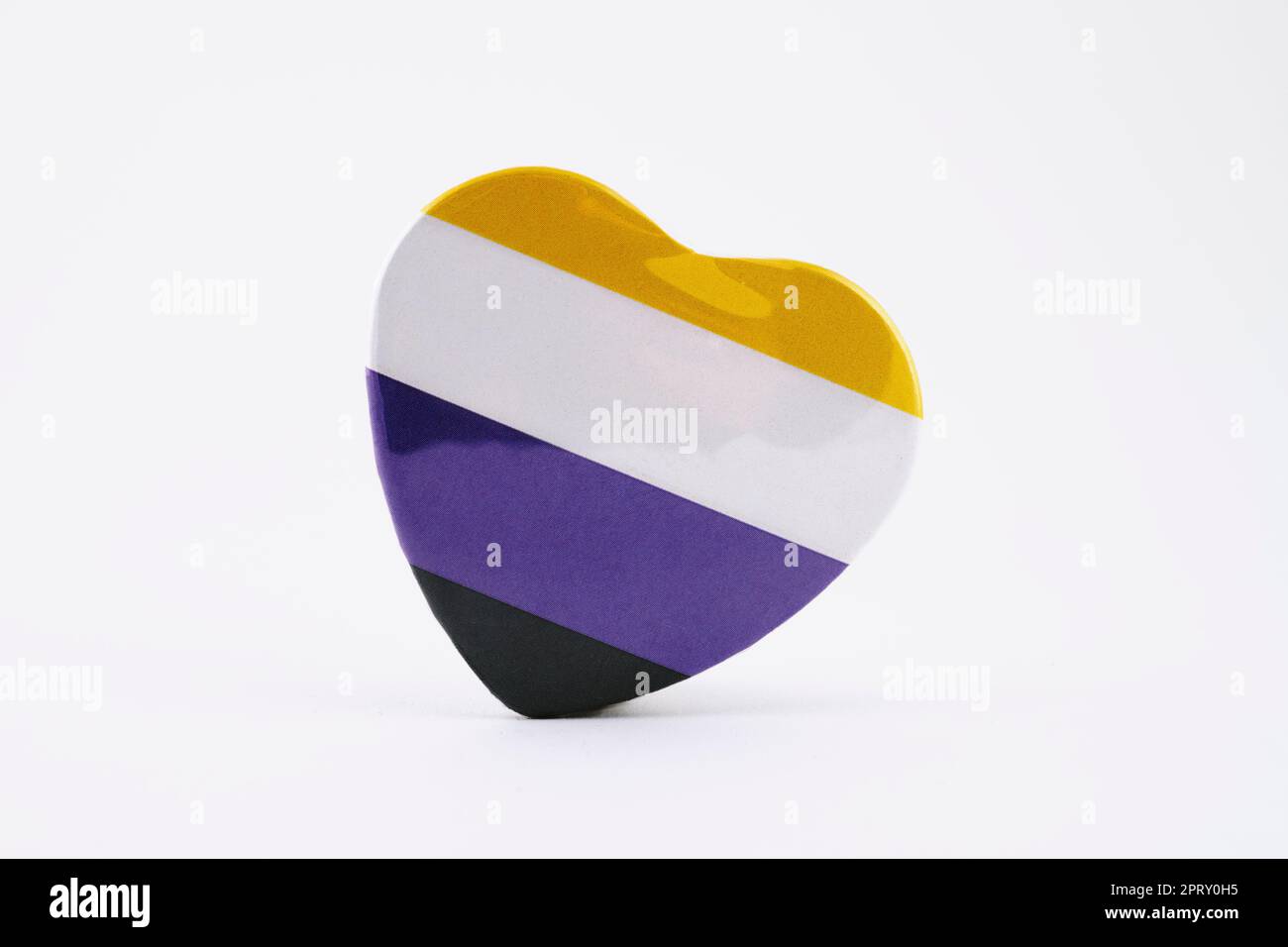 una bandiera di orgoglio non binaria a forma di cuore su sfondo bianco Foto Stock