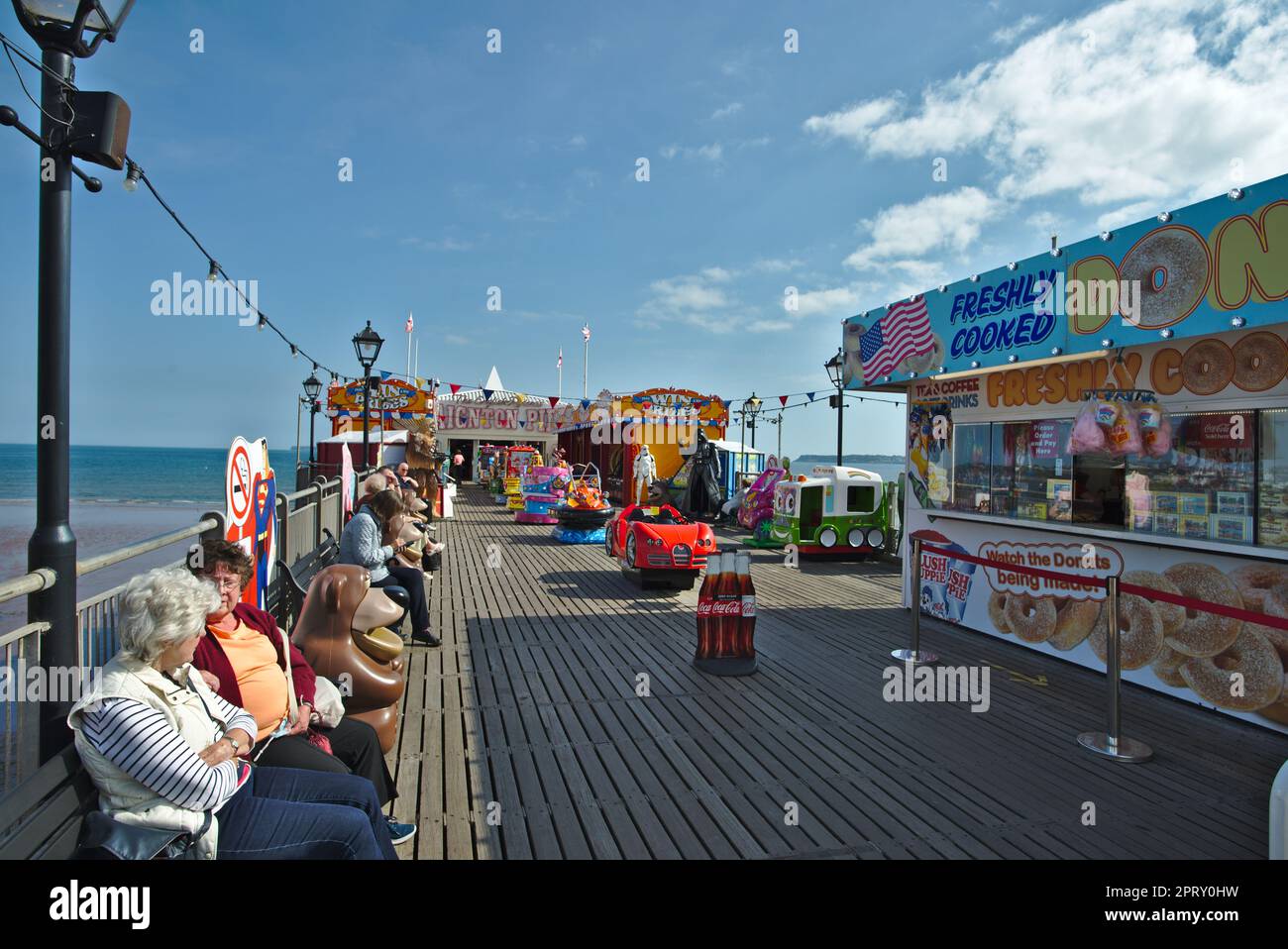 Persone sul molo di Paignton godendo il sole l'ultimo giorno dell'estate 2021, Paignton, Devon, Regno Unito Foto Stock