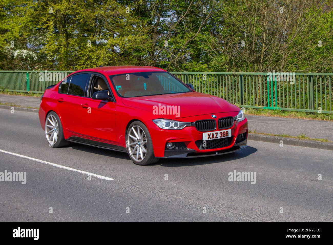 2013 BMW 330D M Sport Auto 330D Step Auto Start/Stop Red Car Saloon Diesel 2993 cc; attraversando il ponte autostradale a Greater Manchester, Regno Unito Foto Stock